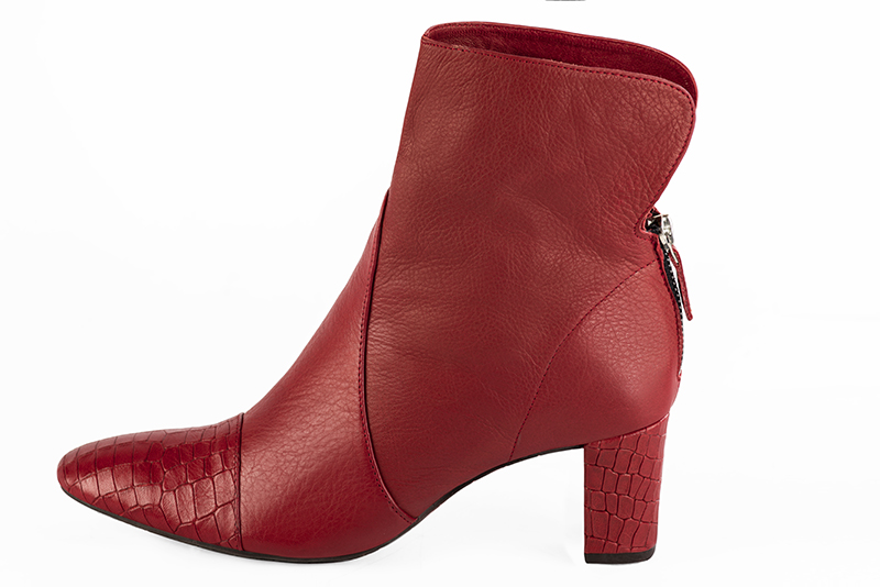 Scarlet red women's ankle boots with a zip at the back. Round toe. Medium block heels. Profile view - Florence KOOIJMAN